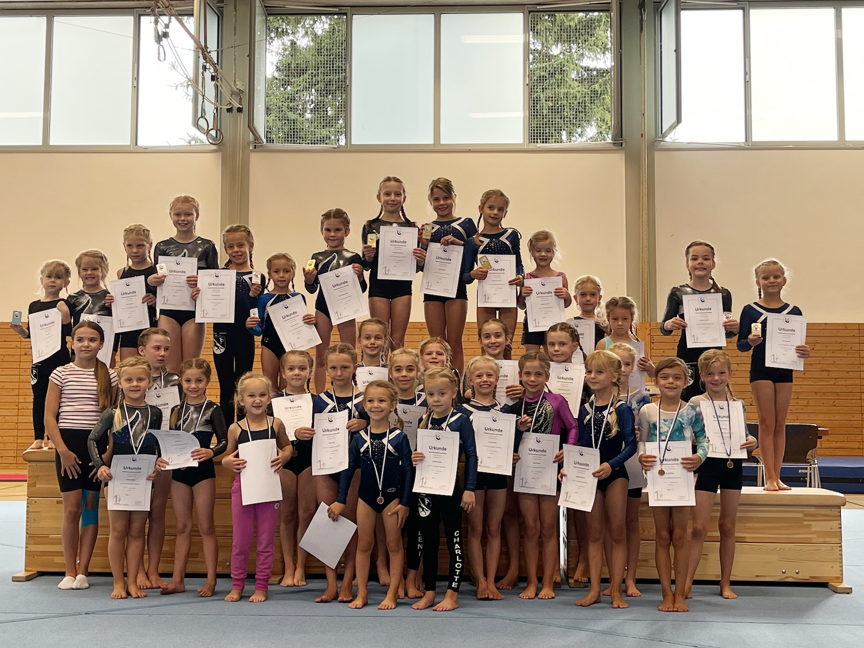 Gruppenfoto aller Turnerinnen nach der Siegerehrung