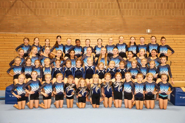 Gruppenbild von vorne. Fast alle unsere Wettkampfturnerinnen aller Altersklassen auf einem Bild.