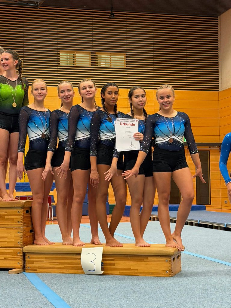 Siegerehrung. Unsere Turnerinnen auf Platz 3 des Treppchens.
