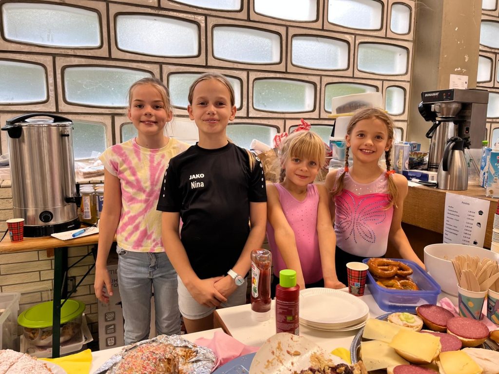4 unserer kleineren Turnerinnen (AK8, AK11) helfen in der Cafeteria.
